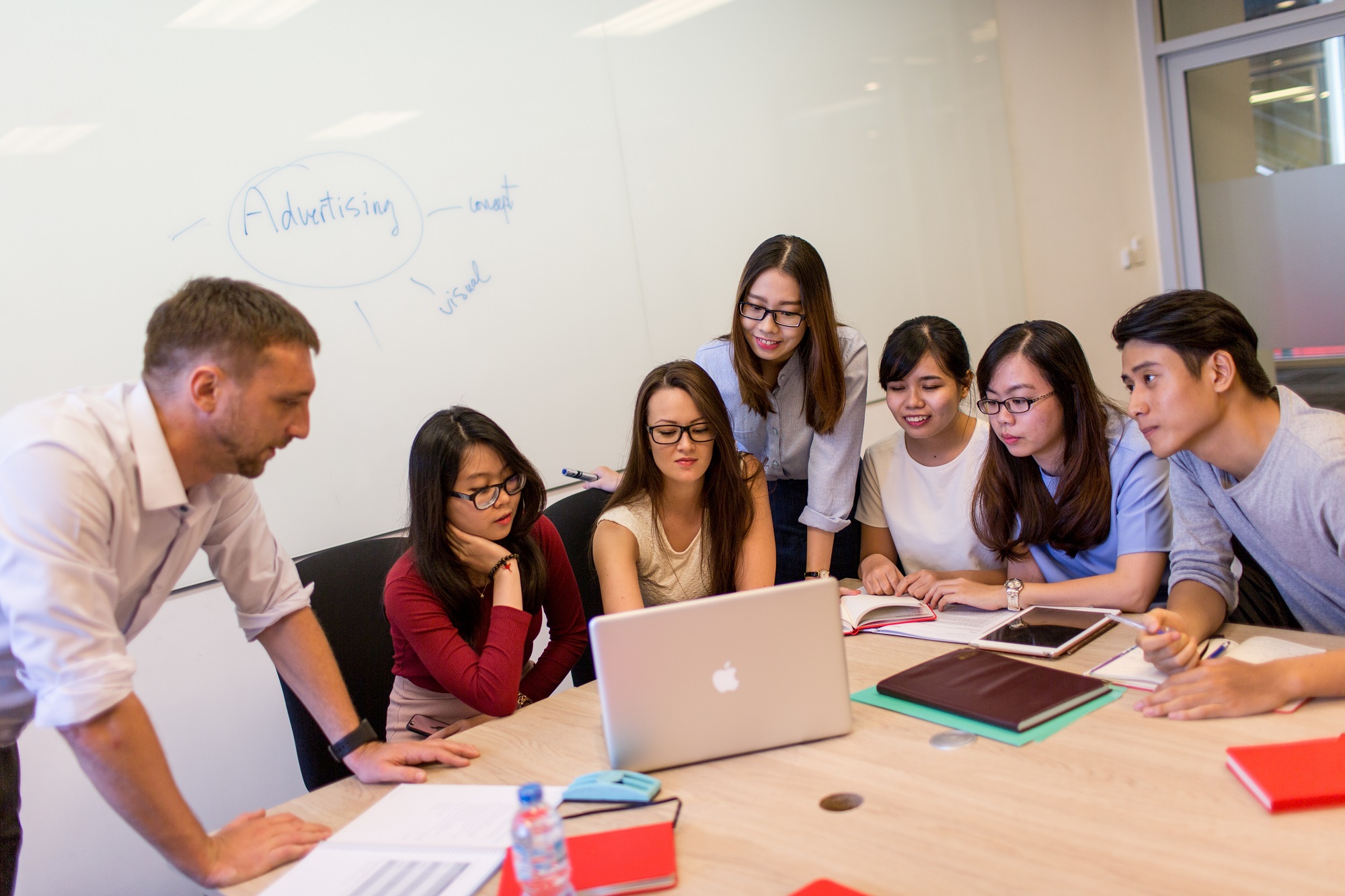 PHÂN BIỆT NGÀNH TIẾP THỊ SỐ & NGÀNH TRUYỀN THÔNG CHUYÊN NGHIỆP